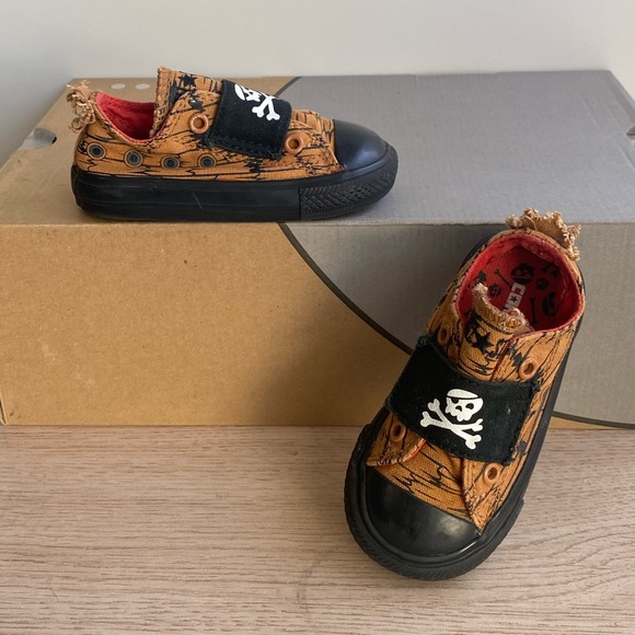 Converse Chuck Taylor Skull & Crossbones Toddler Sneakers- SZ 5 C - Picture 2 of 12